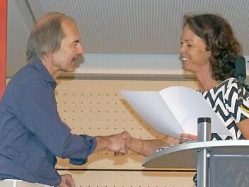 Schulrätin Stefanie Mayr-Leidnecker verabschiedet sich von Eberhard Rieger.  Fotos: Carmen Schwind