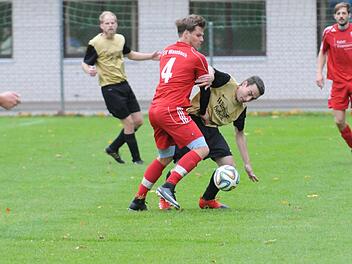 Sebastian Händel (links), hier im Clinch mit dem Eltingshäuser Marcel Metzler, schoss den TSV Maßbach in Führung. Am Ende hatten die Lauertaler mit 2:0 beim Aufsteiger gewonnen und durften auf die Tabellenführung anstoßen.ssp