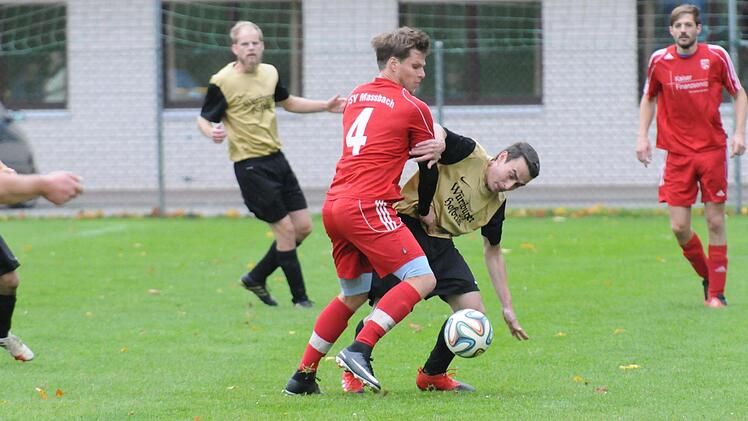 Sebastian Händel (links), hier im Clinch mit dem Eltingshäuser Marcel Metzler, schoss den TSV Maßbach in Führung. Am Ende hatten die Lauertaler mit 2:0 beim Aufsteiger gewonnen und durften auf die Tabellenführung anstoßen.ssp