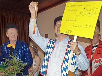 Einen Nationalpark für Bürgermeister Gerhard Wunder, mit Schlangen und sonstigem Getier, das gab es vom Lügensagerverein.  Fotos: Susanne Deuerling