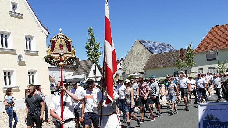 Ankunft vor der Kirche Heroldsbach Foto: Sonja Schr&uuml;fer