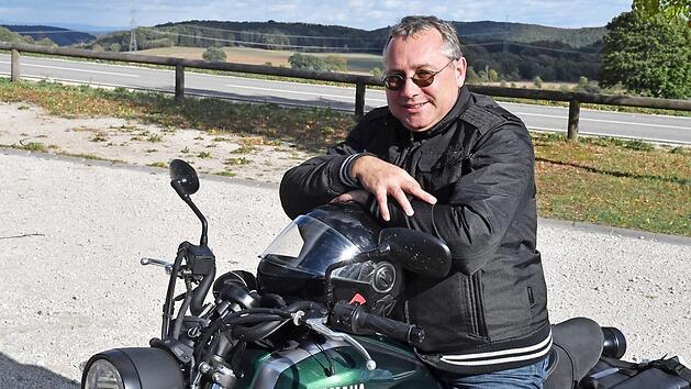 Motorrad fahren in der fr&auml;nkischen Heimat ist eine Leidenschaft von Uwe Metzner. Deshalb schlug er als Treffpunkt Teuchatz vor. Foto: Ronald Rinklef.
