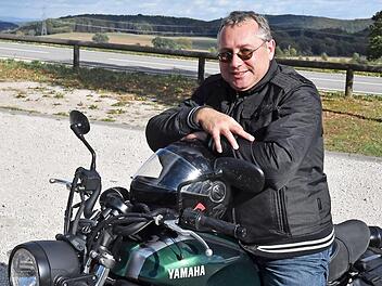 Motorrad fahren in der fränkischen Heimat ist eine Leidenschaft von Uwe Metzner. Deshalb schlug er als Treffpunkt Teuchatz vor. Foto: Ronald Rinklef.