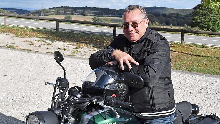 Motorrad fahren in der fränkischen Heimat ist eine Leidenschaft von Uwe Metzner. Deshalb schlug er als Treffpunkt Teuchatz vor. Foto: Ronald Rinklef.