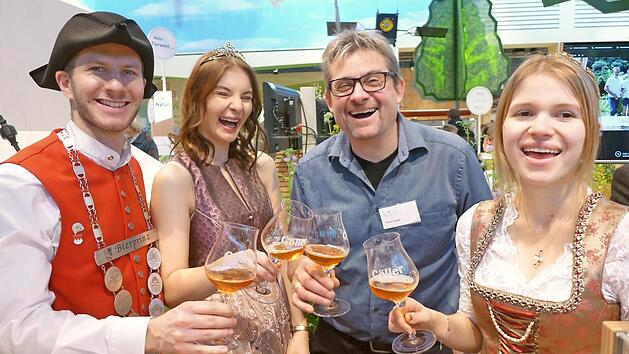 Wein und Bier spielen im Kreis Haßberge und der Region an der Grenze zwischen Bier- und Weinfranken eine gleichberechtigte Rolle. Das demonstrierten auf der Grünen Woche in Berlin: Sebastian Gocker, Anna-Lena Gottschalk, Stefan Goger und Anna-Lena Werb (von links).  Foto: Sabine Meißner