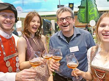 Wein und Bier spielen im Kreis Haßberge und der Region an der Grenze zwischen Bier- und Weinfranken eine gleichberechtigte Rolle. Das demonstrierten auf der Grünen Woche in Berlin: Sebastian Gocker, Anna-Lena Gottschalk, Stefan Goger und Anna-Lena Werb (von links).  Foto: Sabine Meißner