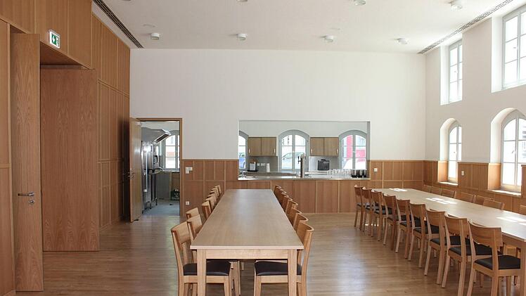 Blick in den großen Saal, an den sich eine voll ausgestattete Küche anschließt.