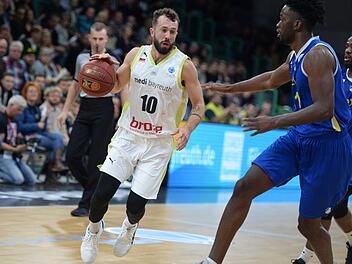 Einer der wenigen Lichtblicke: Bastian Doreth (am Ball) war nach Bryce Alford der treffsicherste Spieler einer enttäuschenden Bayreuther Mannschaft.  Foto: Peter Mularczyk