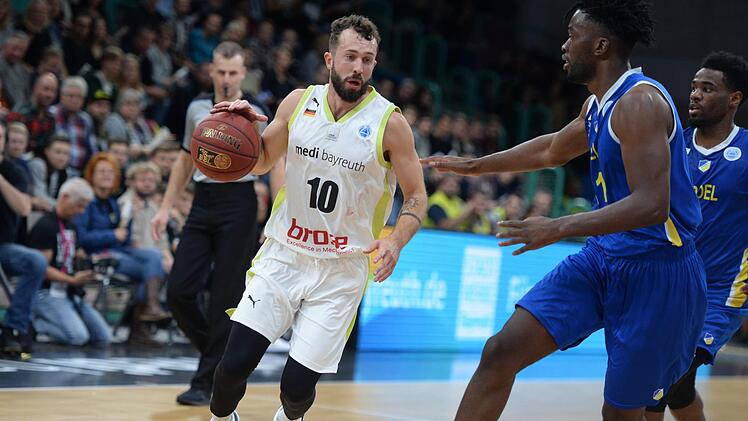 Einer der wenigen Lichtblicke: Bastian Doreth (am Ball) war nach Bryce Alford der treffsicherste Spieler einer enttäuschenden Bayreuther Mannschaft.  Foto: Peter Mularczyk