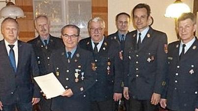 Ehrung bei der Feuerwehr Unterleiterbach: von links Bürgermeister Volker Dittrich, Vorsitzender Raimund Helmreich, der geehrte Eduard Schreiber, KBR Bernhard Ziegmann, Kommandant Markus Hornung, KBI Thomas Renner und KBM Andreas Schnapp  Foto: Johannes Michel