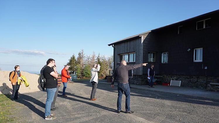 Ortsbegehung an der Kissinger Hütte mit dem Vorsitzenden Manfred Egert. Marion Eckert