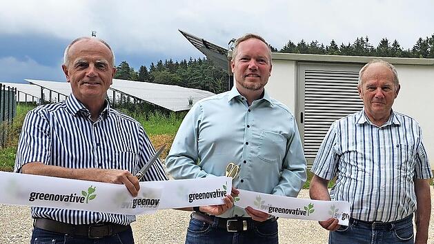 B&uuml;rgermeister Markus Gr&uuml;ner, Greenovative-Gesch&auml;ftsf&uuml;hrer Markus Buortesch und Fl&auml;cheneigent&uuml;mer Hermann Frieser (v.&nbsp;l.) er&ouml;ffnen die Anlage symbolisch.