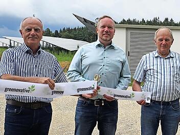 Bürgermeister Markus Grüner, Greenovative-Geschäftsführer Markus Buortesch und Flächeneigentümer Hermann Frieser (v. l.) eröffnen die Anlage symbolisch.