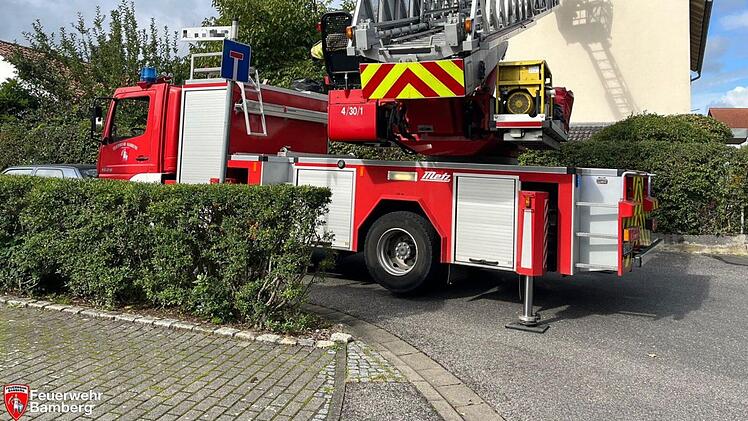 Bamberger Feuerwehr zu Drehleiter-Rettung alarmiert - Person verletzt