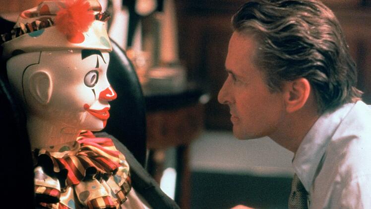 Nicholas Van Orton (Michael Douglas) erh&auml;lt mysteri&ouml;se Nachrichten von einem Clown - alles nur ein Spiel?