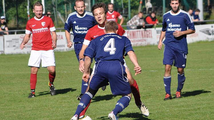 In der Hinrunde besiegte der FC Kronach (rote Trikots) den TSV Ludwigsstadt mit 3:1. Da stand der Kronacher Trainer Michael Thoennes (links) noch auf dem Platz. Das Rückspiel steigt am Montag. Foto: Archiv/Herbert Kalb