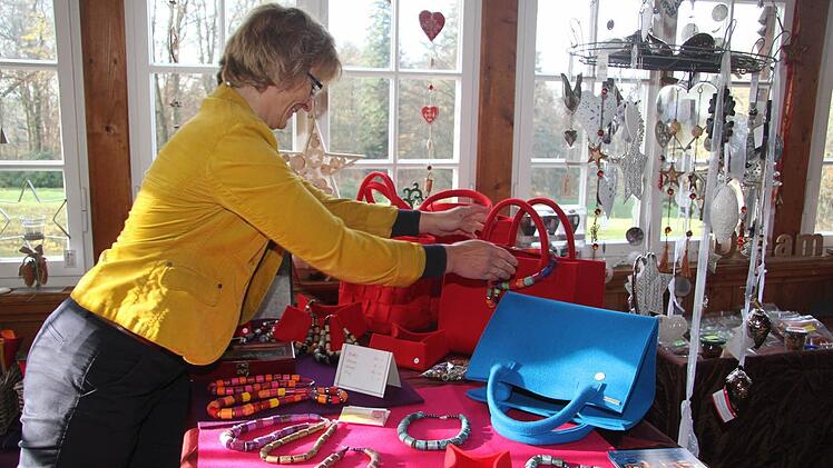 Carola Wölfl präsentiert Filztaschen und handgemachte Papierketten. Foto: Sonja Adam