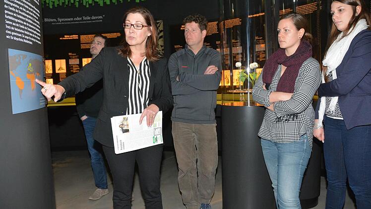 Gewürzexpertin Manuela Mahn erläuterte im Botanikum des Gewürzmuseums Besonderheiten, Herkunft und Verwendung verschiedener Gewürze.  Foto: Dagmar Besand