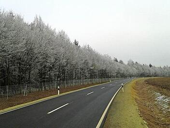 Die Straßen wie hier auf der "Stüchter Höh'" zwischen Heiligenstadt und Aufseß erscheinen frei, doch kann dort derzeit tückische Glätte herrschen.  Foto: elvsch via inFrankenPix