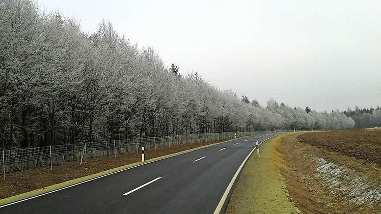 Die Straßen wie hier auf der "Stüchter Höh'" zwischen Heiligenstadt und Aufseß erscheinen frei, doch kann dort derzeit tückische Glätte herrschen.  Foto: elvsch via inFrankenPix