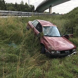A72 im Kreis Hof: Auto überschlägt sich und landet im Graben