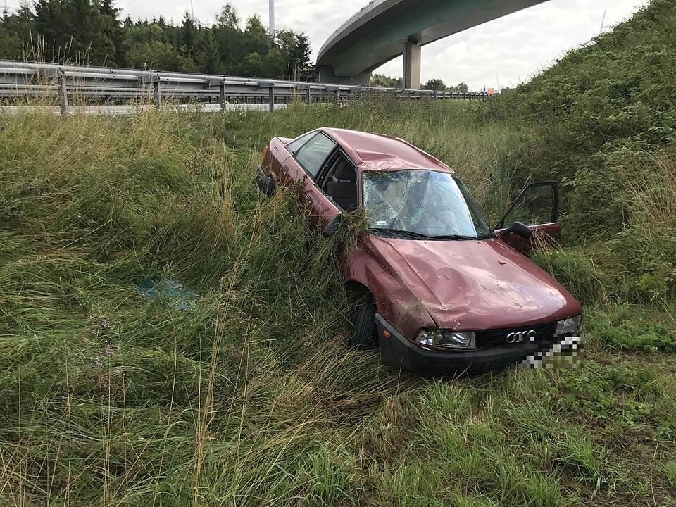 A72 im Kreis Hof: Auto überschlägt sich und landet im Graben