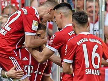 Joshua Kimmich (links) springt auf Torschütze Niklas Dorsch, Sandro Wagner und Meritan Shabani jubeln über den Treffer des 20-jährigen Baiersdorfers zum 1:0 der Bayern gegen Frankfurt. Foto: Matthias Balk/dpa
