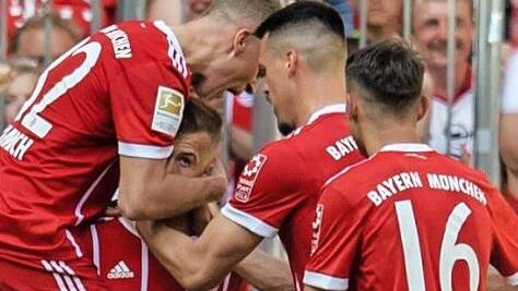 Joshua Kimmich (links) springt auf Torschütze Niklas Dorsch, Sandro Wagner und Meritan Shabani jubeln über den Treffer des 20-jährigen Baiersdorfers zum 1:0 der Bayern gegen Frankfurt. Foto: Matthias Balk/dpa