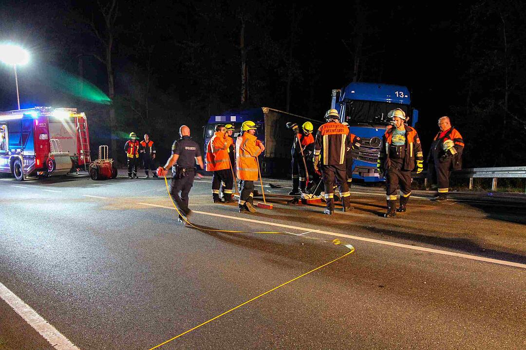A3: Auto kracht unter Lkw-Anhänger - zwei Schwerverletzte