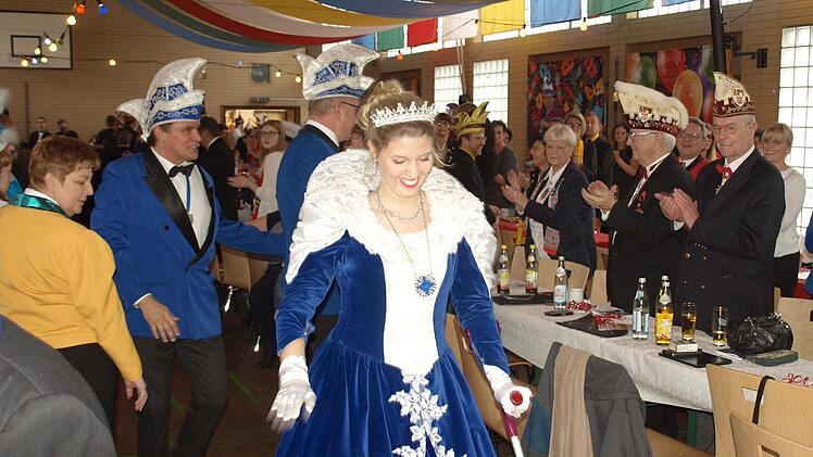 Glanzvoller Einzug der Prinzenpaare in  die Kulturhalle, im Bild die  Majestäten des   Coburger Mohr.Susanne Deuerling