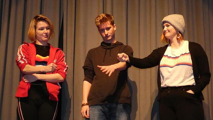 Mit Schnick-Schnack-Schnuck entschieden die Finalteilnehmer (von links) Luise Kommaklar, Xaver Wienerroither und Veronika Rieger über die Reihenfolge ihrer Auftritte.