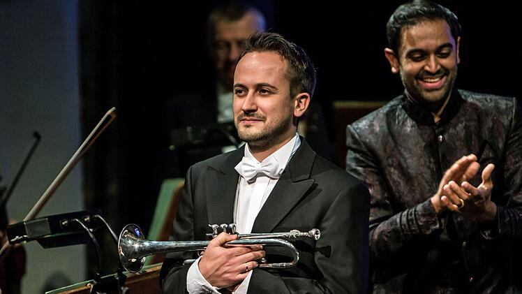 Reichlich Beifall gab es für GMD-Aspirant Harish Shankar und den Solisten Markus Riepertinger im Landestheater. Gefeierter Solist war der Trompeter Markus Riepertinger.Jochen Berger