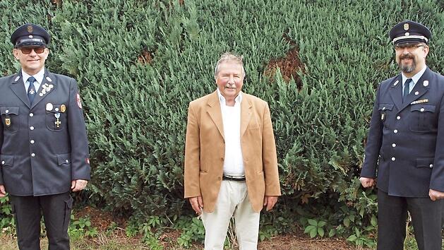 Der Kommandant der Stadtfeuerwehr, Andreas Lehe (rechts), und der stellvertretende Vorsitzende Michael Haas (links) gratulierten Andreas Endres (Mitte) zum 85. Geburtstag. Foto: Alfred Thieret