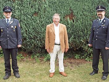 Der Kommandant der Stadtfeuerwehr, Andreas Lehe (rechts), und der stellvertretende Vorsitzende Michael Haas (links) gratulierten Andreas Endres (Mitte) zum 85. Geburtstag. Foto: Alfred Thieret
