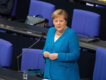Bundeskanzlerin Angela Merkel (CDU) warnt vor Corona-Rückschlägen. Hier ist sie im Bundestag. Es ist die letzte Regierungsbefragung in ihrer Amtszeit.