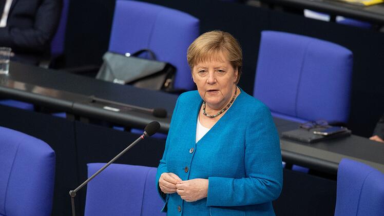Bundeskanzlerin Angela Merkel (CDU) warnt vor Corona-Rückschlägen. Hier ist sie im Bundestag. Es ist die letzte Regierungsbefragung in ihrer Amtszeit.