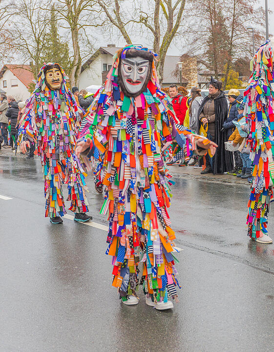 Buntes Faschingstreiben begeistert groß und klein.