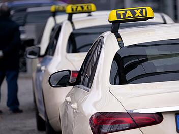 GTA in Bayern: Taxi nach Bordellbesuch geklaut - dann Unfall