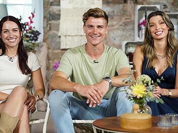 Spargelbauer Friedrich nimmt Lehrerin Laura (links) und Studentin Selina mit auf seinen Hof.