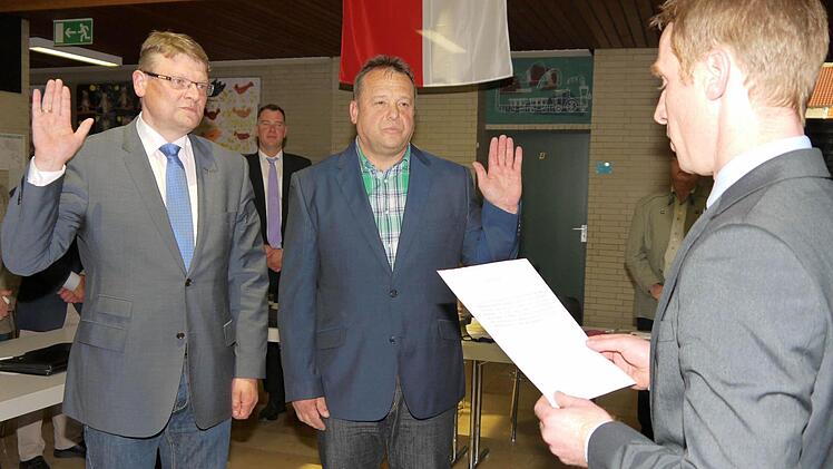 Bürgermeister Bernd Höfer (rechts) vereidigt seine beiden Stellvertreter, Gerald Göhring und Bernd Dreßel (links). Foto: Berthold Köhler