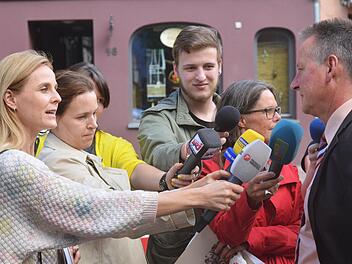 Jung mit Medienrummel auf der Gustavstraße in Fürth. Foto: Nikolas Pelke
