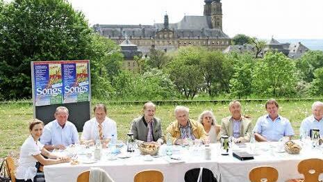Die Bühne auf der Banzer Wiese als Ort für das Pressegespräch (von links): Anne Maria Schneider, Walter Mackert, Hans-Joachim Autsch, Michael Möslein ,Ado und Monika Schlier, Jürgen Kohmann, Thomas Rex und Helmut Fischer  Foto: Gerda Völk