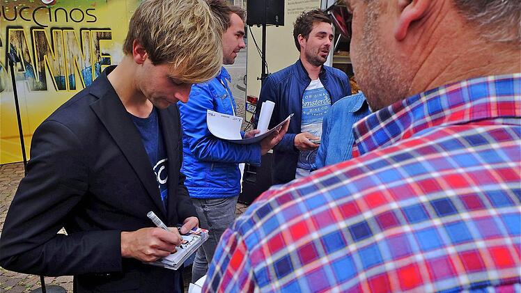 Autogrammstunde der Schlagergruppe "Cappuccinos" in Hammelburg. Foto: Gerd Schaar