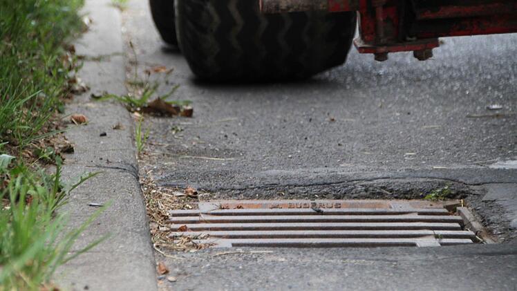 Einige Kanaldeckel sind deutlich abgesenkt. Das verstärkt die Lärmbelastung in Breitenbach. Foto: Ulrike Müller