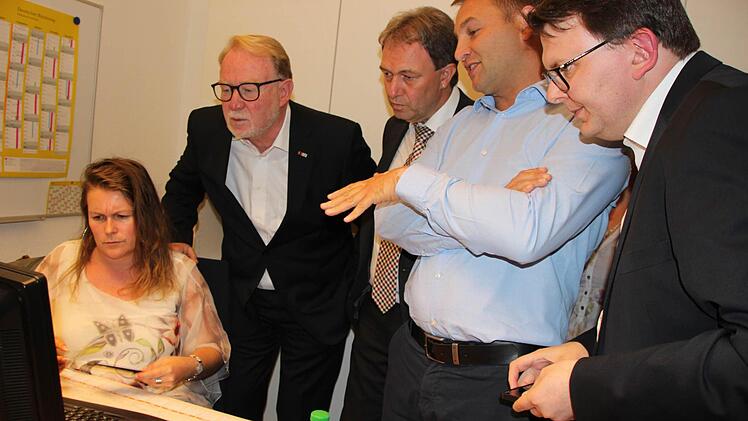 Im Kronacher CSU-Büro verfolgte man gebannt Ergebnisse der einzelnen Kommunen.  Foto: Veronika Schadeck