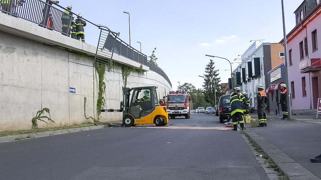 Würzburg: Auto droht nach Unfall von Brücke zu stürzen