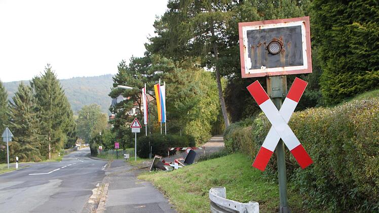 Die Sinntalbahn ist endgültig Geschichte, der größte Teil der Schienen ist bereits ausgebaut. Nun geht es darum, auf das Schotterbett einen durchgehend asphaltierten Radweg von der Landesgrenze bis nach Wildflecken zu bauen.Ulrike Müller