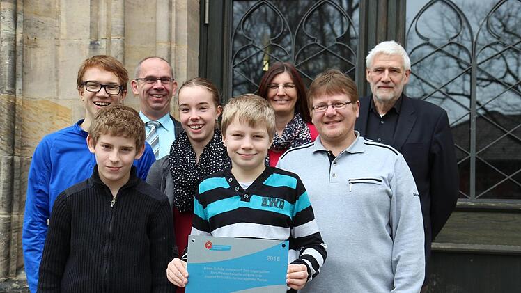 Freude über den Regionalsieg und  die Auszeichnung. Von links  Jonas Göbel (10. Kl.), Gabriel Paluszek, Schulleiter Bernd Jakob, Alicia Göbel, Janne Reimann, Betreuungslehrkräfte Ulrike Porombka und Christian Wegmann, stellvertretender Schulleiter Martin Ungelenk.Ernestinum