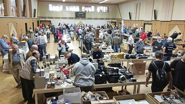 So oder ähnlich dürfte es auch am 21. April, beim nächsten Technikflohmarkt, in der Tettauer Festhalle zugehen. Foto: Archiv /privat