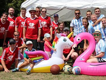 Der Leitgedanke vom Team der Liebe (rot, Platz 16) sprang auf die zweitplatzierten Ernst Mosch und die Hebendänzer (Argentinien-Trikots) über. Auch die Maskottchen beider Mannschaften scheinen sich ineinander verliebt zu haben.  Foto: Uwe Kellner
